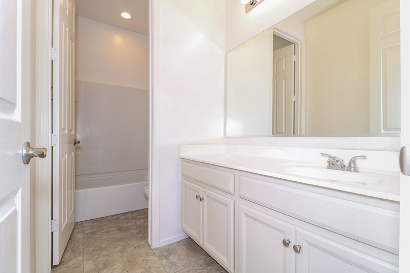 2,775/Mo, 6114 S 30th Ln Phoenix, AZ 85041 Bathroom View