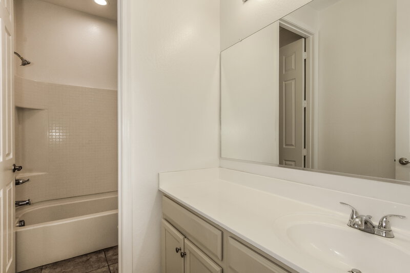 2,495/Mo, 6114 S 30th Ln Phoenix, AZ 85041 Bathroom View