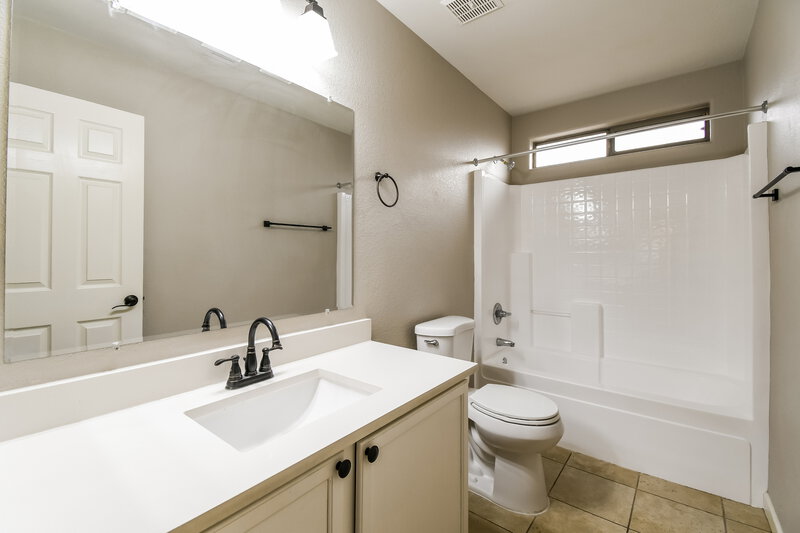 2,030/Mo, 2638 E Valencia Dr Phoenix, AZ 85042 Main Bathroom View
