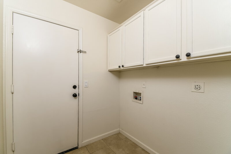 2,030/Mo, 2638 E Valencia Dr Phoenix, AZ 85042 Laundry Room View