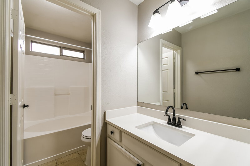 2,030/Mo, 2638 E Valencia Dr Phoenix, AZ 85042 Bathroom View