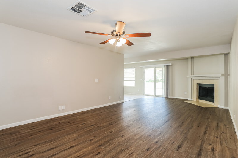 2,390/Mo, 23837 N 40th Dr Glendale, AZ 85310 Living Room View 2