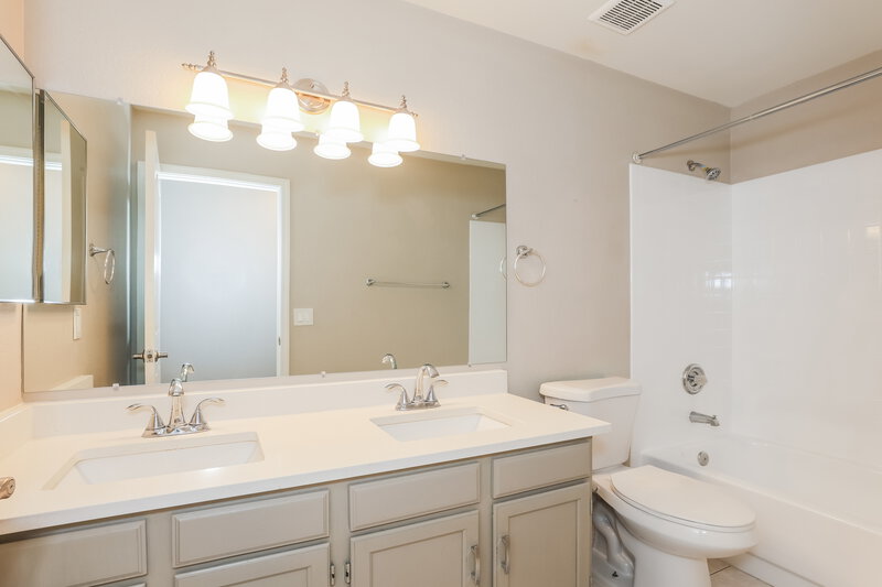 2,390/Mo, 23837 N 40th Dr Glendale, AZ 85310 Main Bathroom View