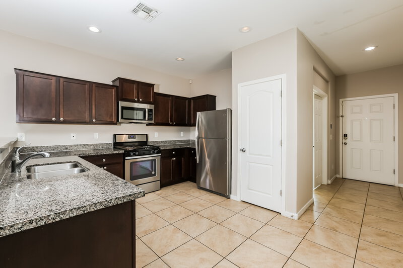 2,225/Mo, 4216 S 82nd Ln Phoenix, AZ 85043 Kitchen View 2