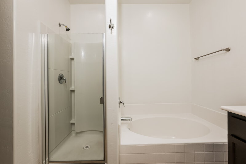 2,225/Mo, 4216 S 82nd Ln Phoenix, AZ 85043 Main Bathroom View