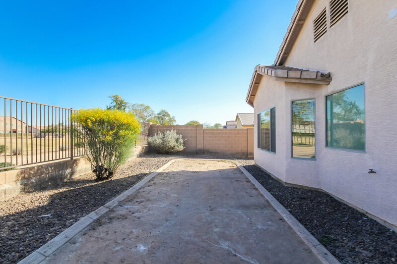 2,060/Mo, 4340 W Alta Vista Rd Laveen, AZ 85339 Backyard View