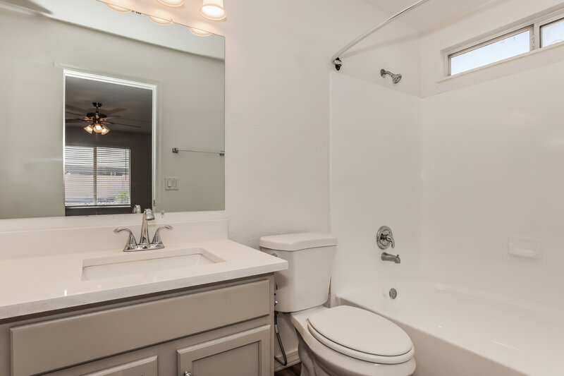 1,855/Mo, 523 N Bailey Cir Mesa, AZ 85207 Main Bathroom View