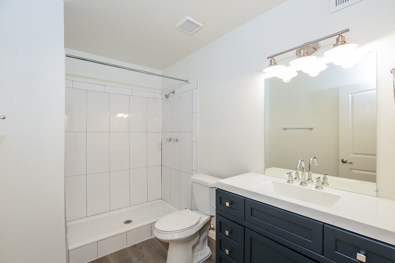 2,090/Mo, 8402 S 15th Way Phoenix, AZ 85042 Main Bathroom View