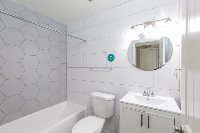 2,090/Mo, 8402 S 15th Way Phoenix, AZ 85042 Bathroom View