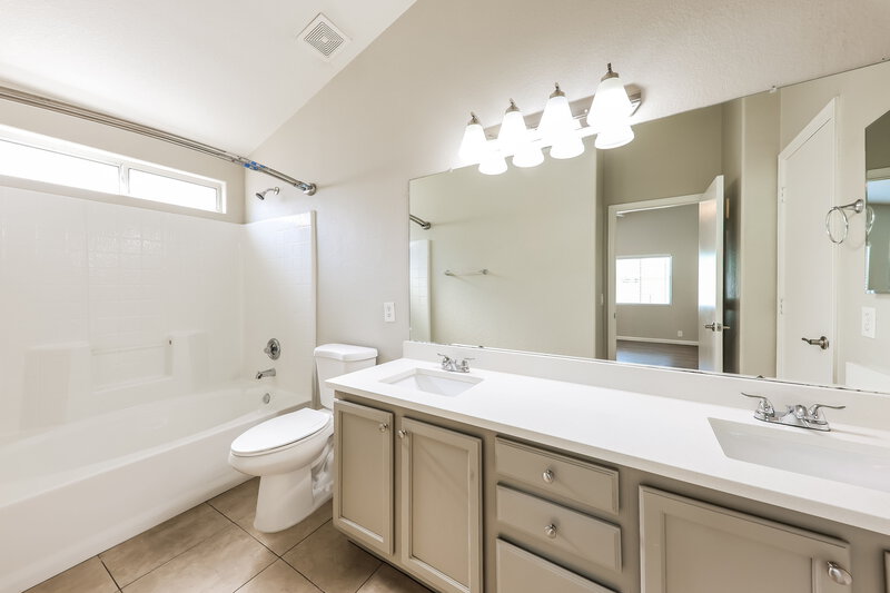 2,195/Mo, 8936 W Fullam St Peoria, AZ 85382 Main Bathroom View
