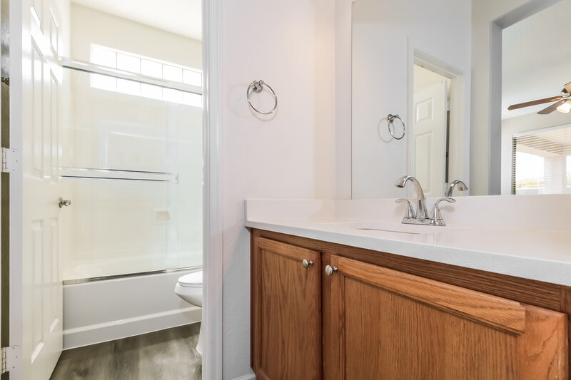 1,915/Mo, 40223 N High Noon Way Phoenix, AZ 85086 Main Bathroom View