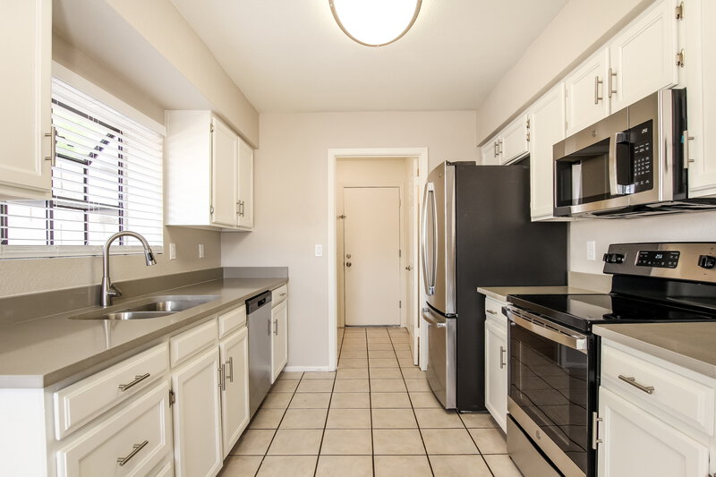 2,025/Mo, 6808 W Cameron Dr Peoria, AZ 85345 Kitchen View