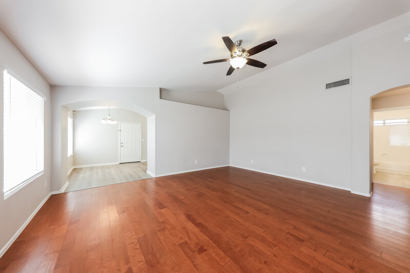 1,835/Mo, 8335 W Columbine Dr Peoria, AZ 85381 Living Room View