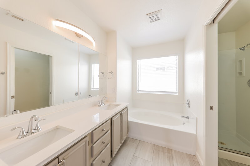 1,835/Mo, 8335 W Columbine Dr Peoria, AZ 85381 Main Bathroom View