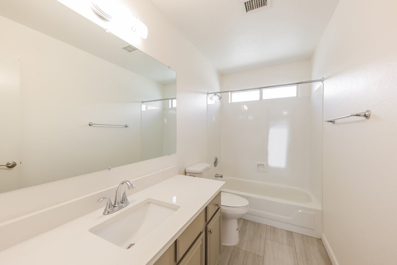 1,835/Mo, 8335 W Columbine Dr Peoria, AZ 85381 Bathroom View