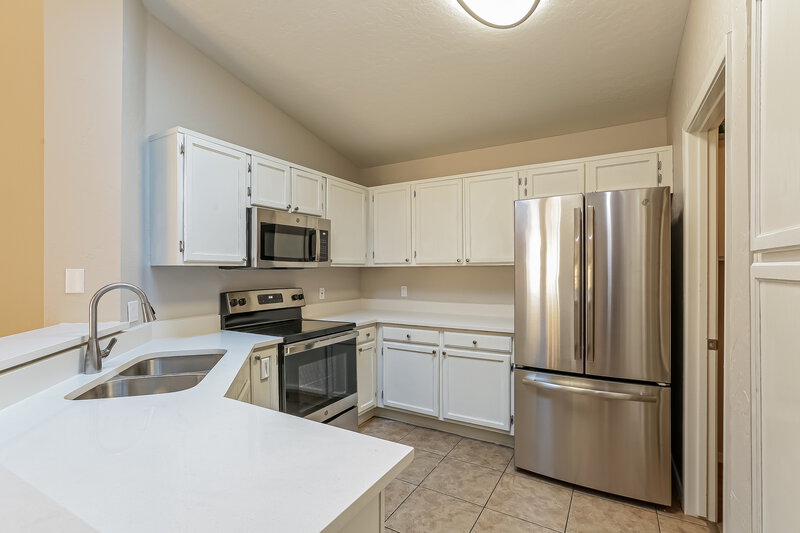 2,005/Mo, 4169 E Pecan Rd Phoenix, AZ 85040 Kitchen View 2