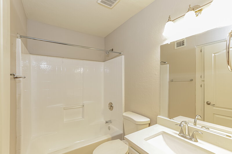 2,005/Mo, 4169 E Pecan Rd Phoenix, AZ 85040 Main Bathroom View