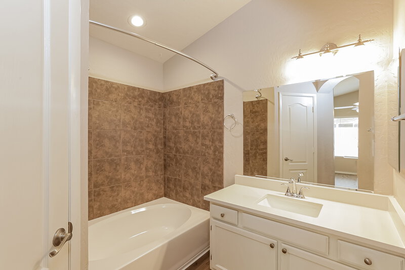 2,005/Mo, 4169 E Pecan Rd Phoenix, AZ 85040 Bathroom View