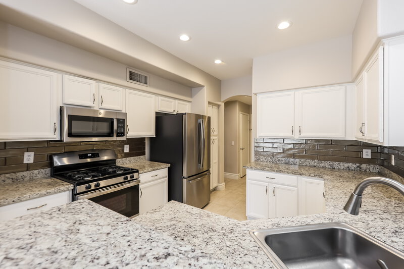 2,385/Mo, 3424 E Rockwood Dr Phoenix, AZ 85050 Kitchen View