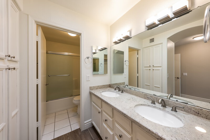 2,385/Mo, 3424 E Rockwood Dr Phoenix, AZ 85050 Main Bathroom View
