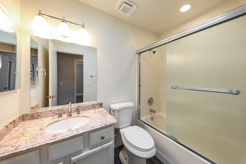 2,385/Mo, 3424 E Rockwood Dr Phoenix, AZ 85050 Bathroom View