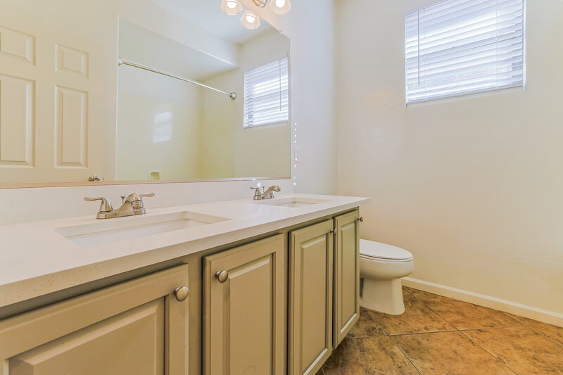 2,785/Mo, 4137 E Washington Ct Gilbert, AZ 85234 Bathroom View 2