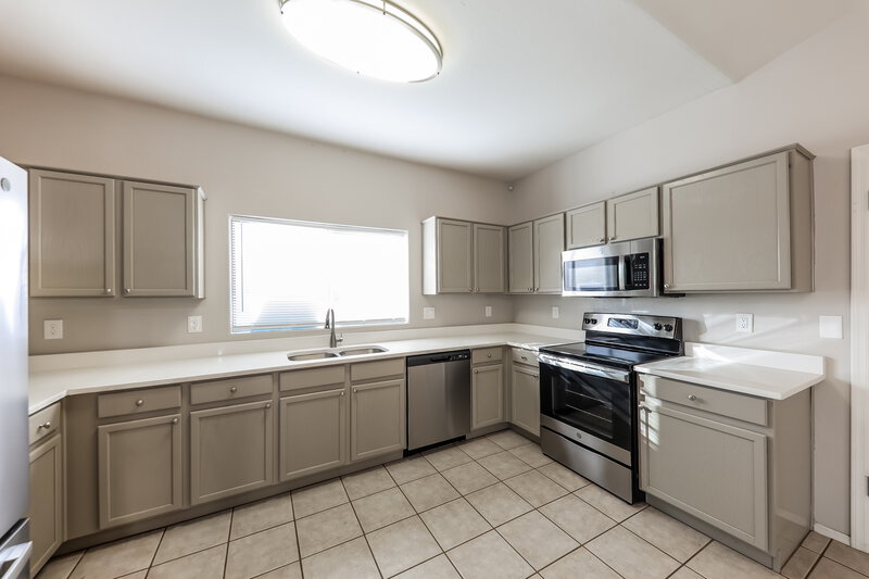 1,850/Mo, 5158 W Vista Ave Glendale, AZ 85301 Kitchen View 2