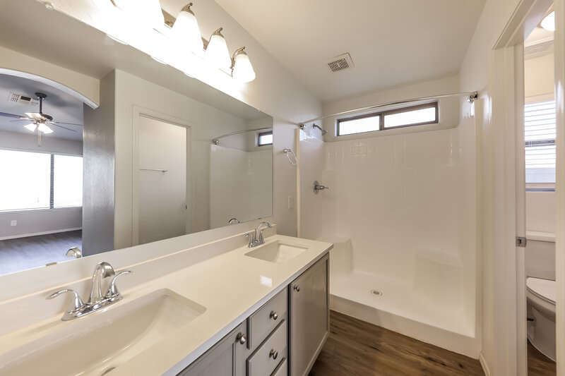 1,850/Mo, 5158 W Vista Ave Glendale, AZ 85301 Main Bathroom View