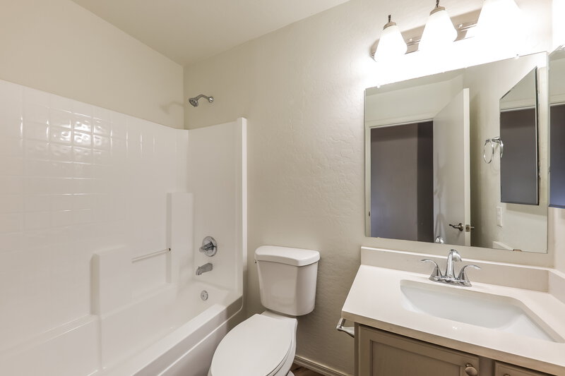 1,850/Mo, 5158 W Vista Ave Glendale, AZ 85301 Bathroom View