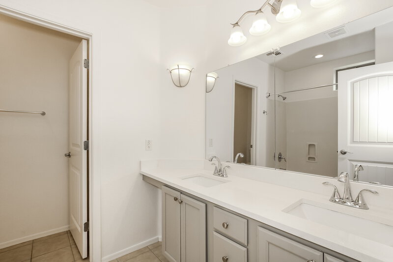 3,070/Mo, 1521 W Grove St Phoenix, AZ 85041 Main Bathroom View