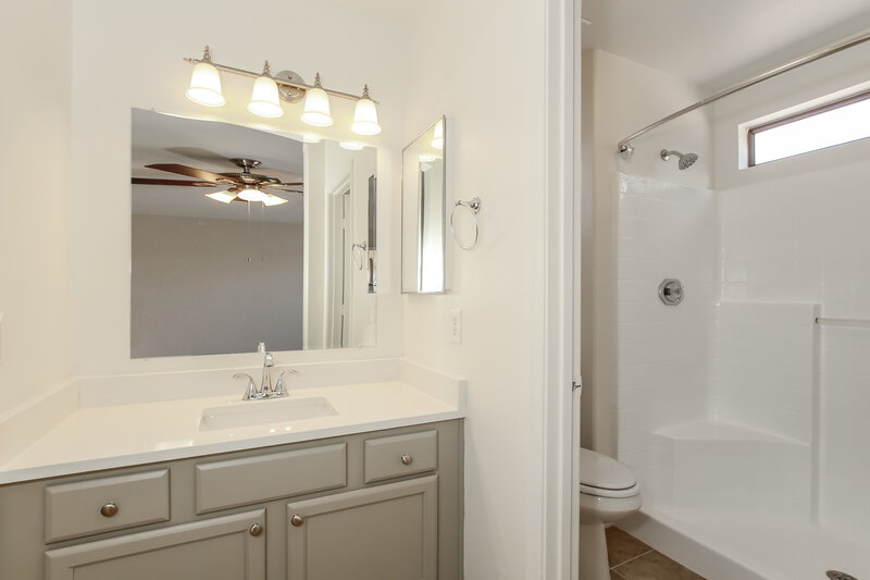 2,050/Mo, 8216 W Rue De Lamour Peoria, AZ 85381 Main Bathroom View
