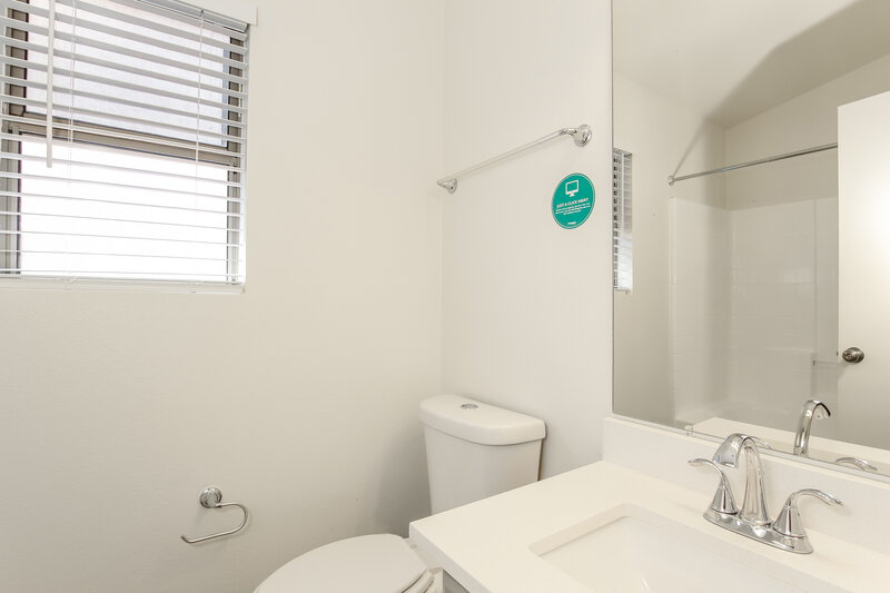 2,050/Mo, 8216 W Rue De Lamour Peoria, AZ 85381 Bathroom View