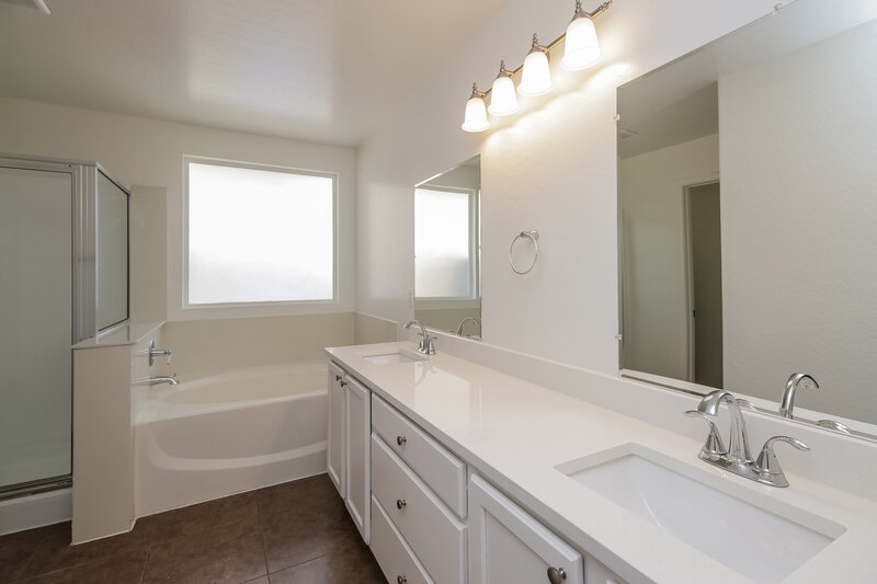 2,140/Mo, 2833 W La Salle St Phoenix, AZ 85041 Main Bathroom View