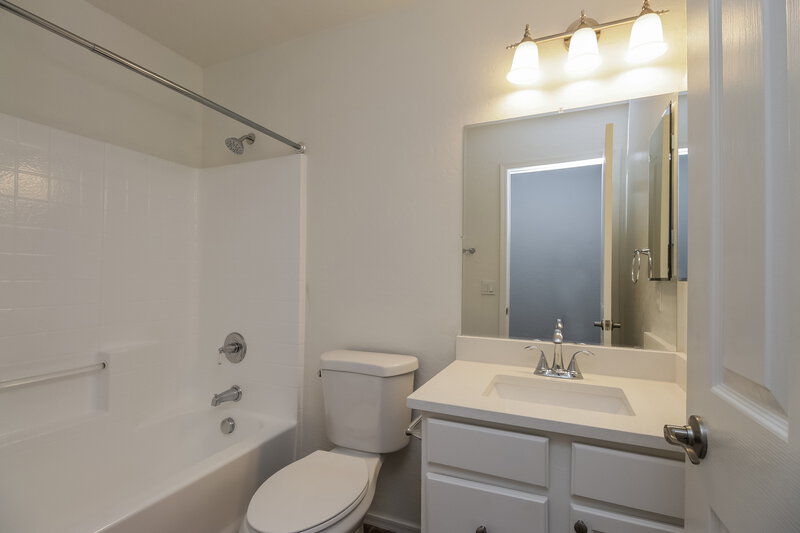 2,140/Mo, 2833 W La Salle St Phoenix, AZ 85041 Bathroom View
