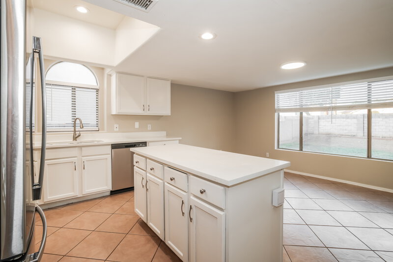 2,120/Mo, 7640 W Marlette Ave Glendale, AZ 85303 Kitchen View