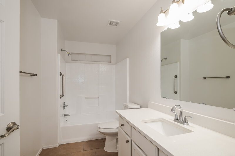 2,120/Mo, 7640 W Marlette Ave Glendale, AZ 85303 Main Bathroom View