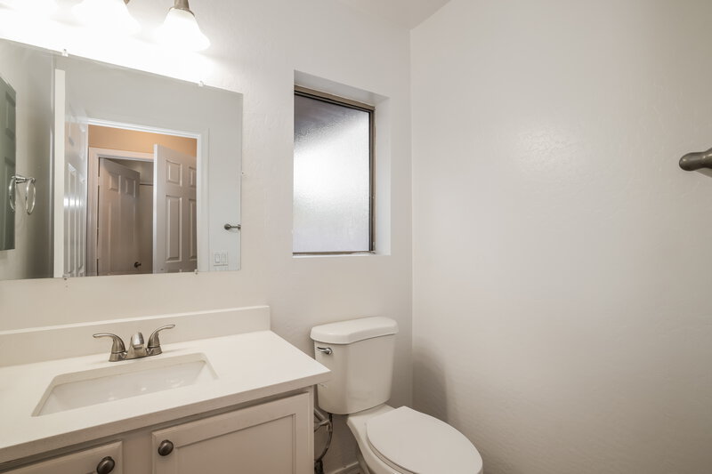 2,120/Mo, 7640 W Marlette Ave Glendale, AZ 85303 Bathroom View 2