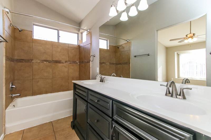 2,055/Mo, 1424 E Park Ave Chandler, AZ 85225 Main Bathroom View