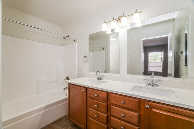 1,885/Mo, 9650 W Payson Rd Tolleson, AZ 85353 Main Bathroom View