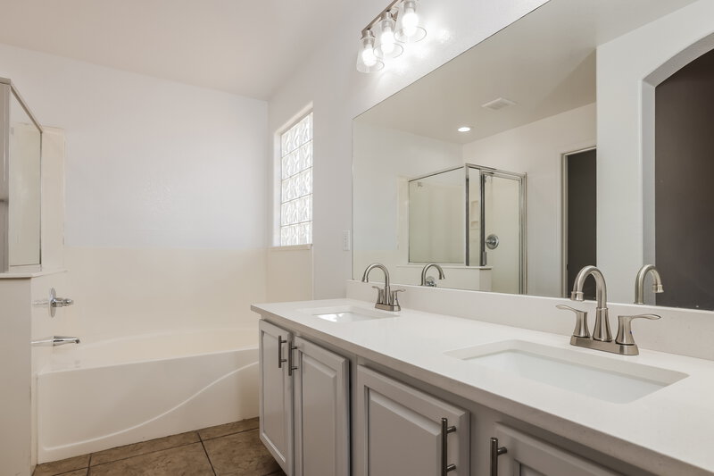 2,220/Mo, 15178 W Taylor St Goodyear, AZ 85338 Main Bathroom View