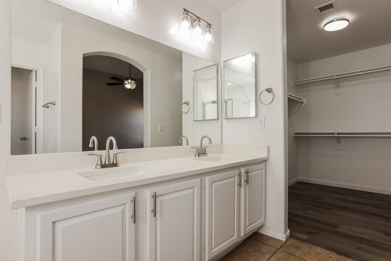 2,220/Mo, 15178 W Taylor St Goodyear, AZ 85338 Main Bathroom View 2