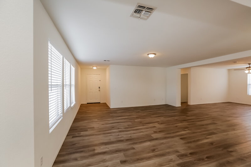 2,560/Mo, 5725 E Flower Cir Mesa, AZ 85206 Living Room View