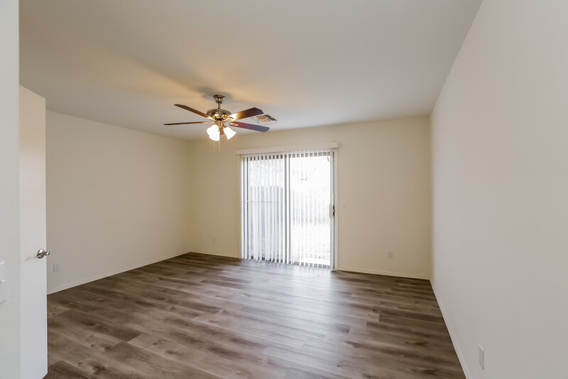 2,560/Mo, 5725 E Flower Cir Mesa, AZ 85206 Living Room View 2