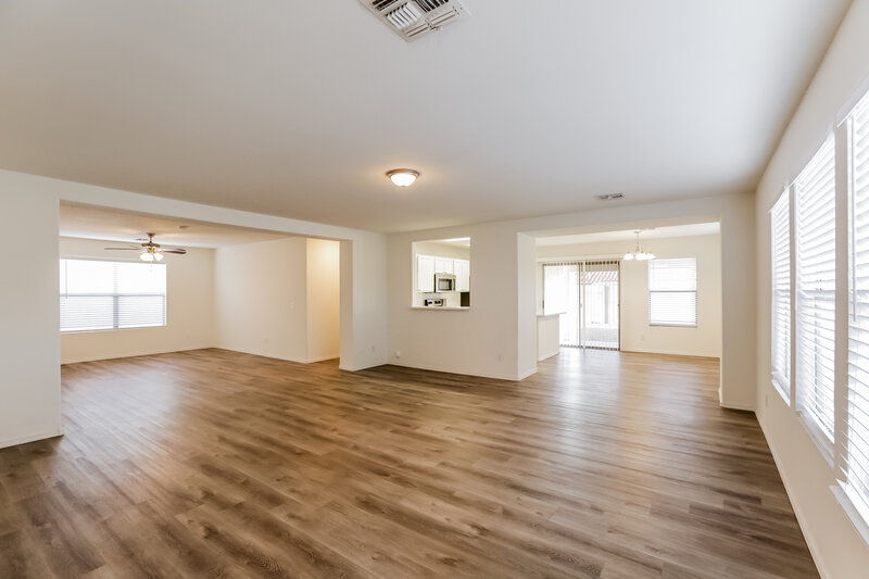 2,560/Mo, 5725 E Flower Cir Mesa, AZ 85206 Living Room View 4