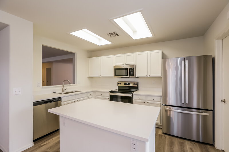 2,560/Mo, 5725 E Flower Cir Mesa, AZ 85206 Kitchen View