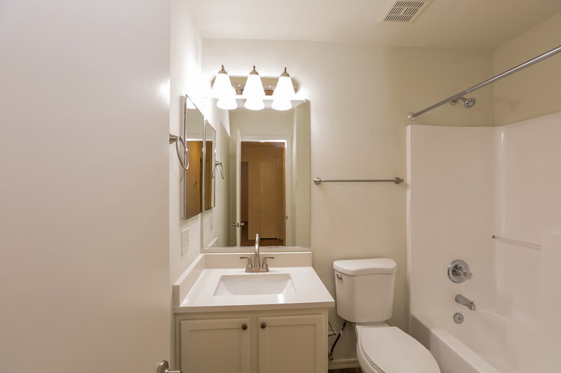 2,560/Mo, 5725 E Flower Cir Mesa, AZ 85206 Main Bathroom View