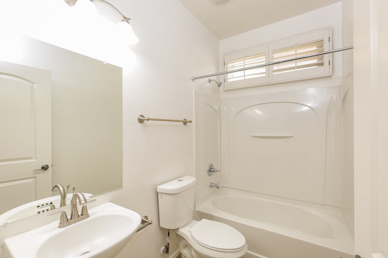 2,300/Mo, 4087 E Jasper Dr Gilbert, AZ 85296 Main Bathroom View