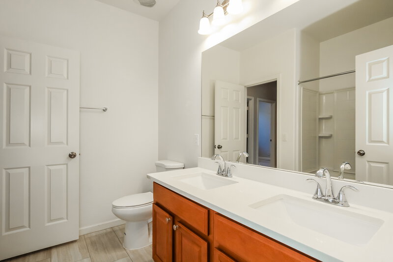 2,340/Mo, 5439 W Fetlock Trail Phoenix, AZ 85083 Bathroom View