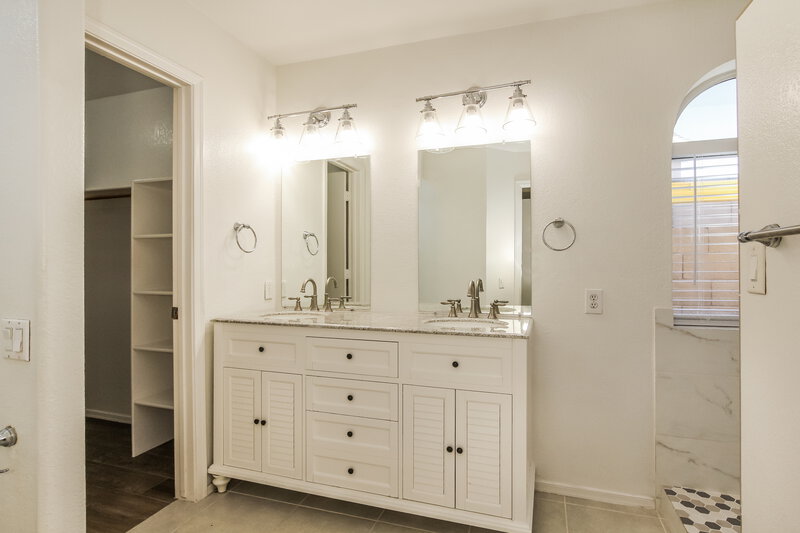 2,355/Mo, 16634 N 35th Way Phoenix, AZ 85032 Main Bathroom View