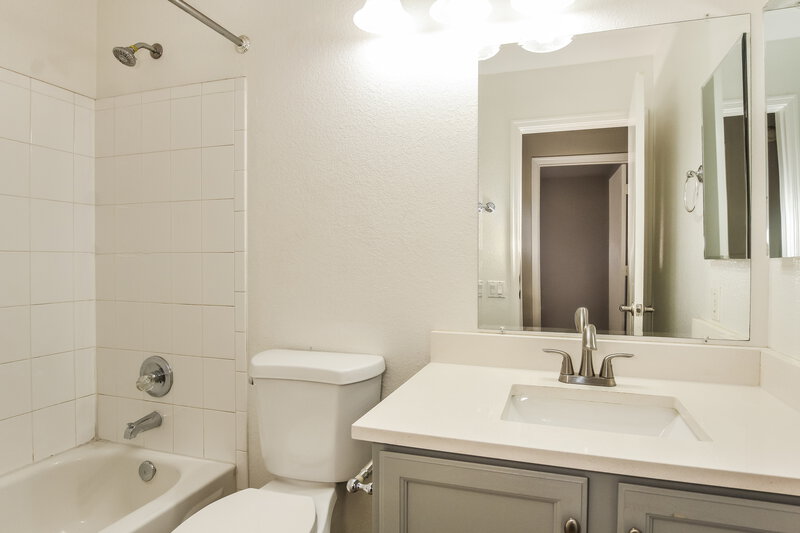 2,355/Mo, 16634 N 35th Way Phoenix, AZ 85032 Bathroom View